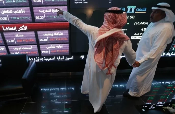 سوق الأسهم السعودية تتراجع إلى الخلف بسبب أزمة أمريكا والدولار بقرار البيت الأبيض